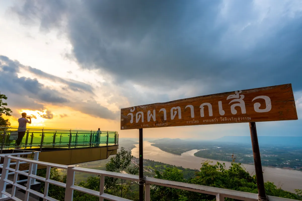 ชมวิวทะเลหมอกริมฝั่งโขง สกายวอล์กวัดผาตากเสื้อ จังหวัดหนองคาย