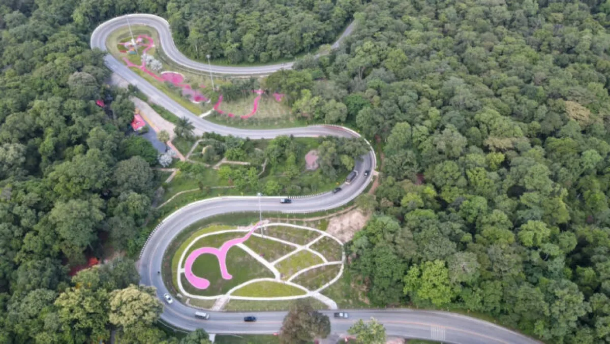 Kurve Nummer 9, rosa Farbe, ein neues Wahrzeichen, Provinz Sakon Nakhon, ein Tor, das die nordöstlichen Provinzen verbindet