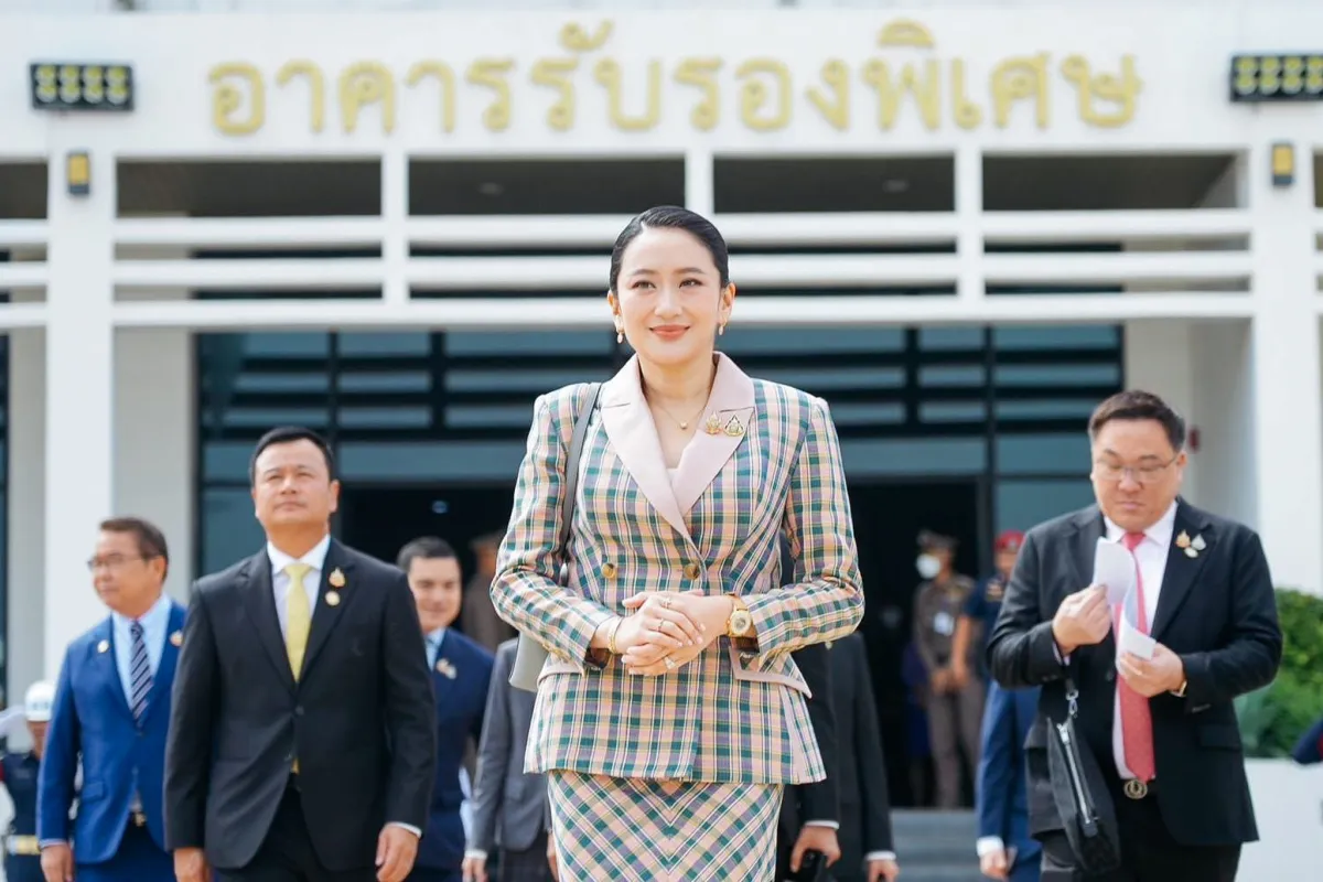本日、五月十五日と明日十六日の二日間、ぺートンターン首相は、タイとベトナムの経済協力をさらに促進するため、ベトナムの首都ハノイを公式訪問します。