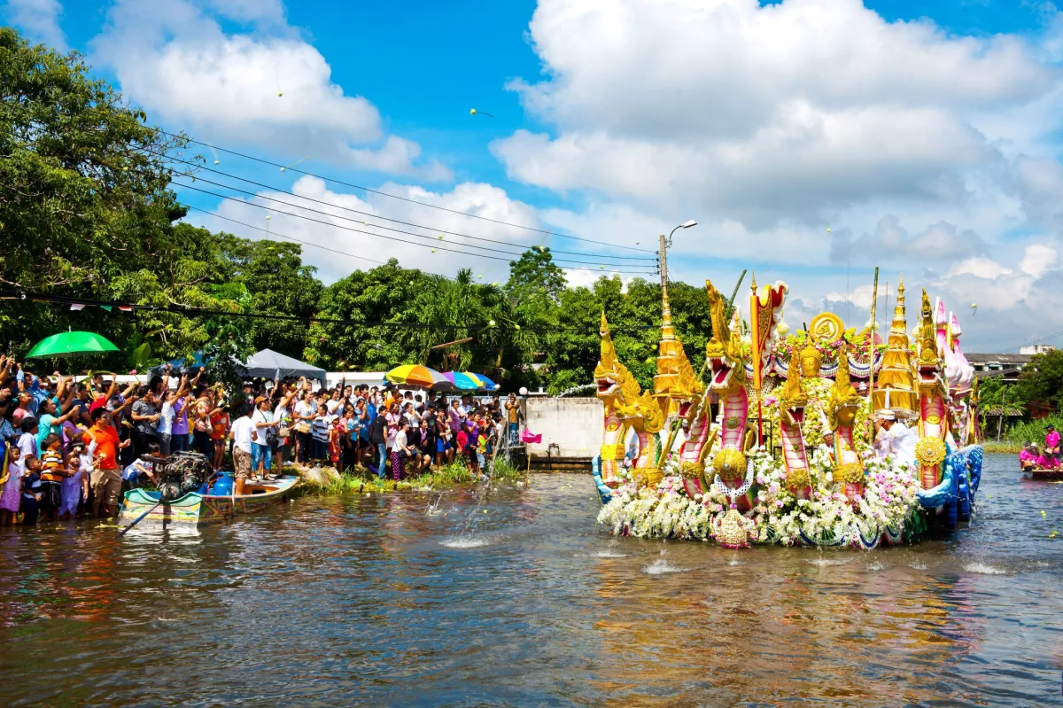 Rab Bua Festival (Lotus Throwing Festival)