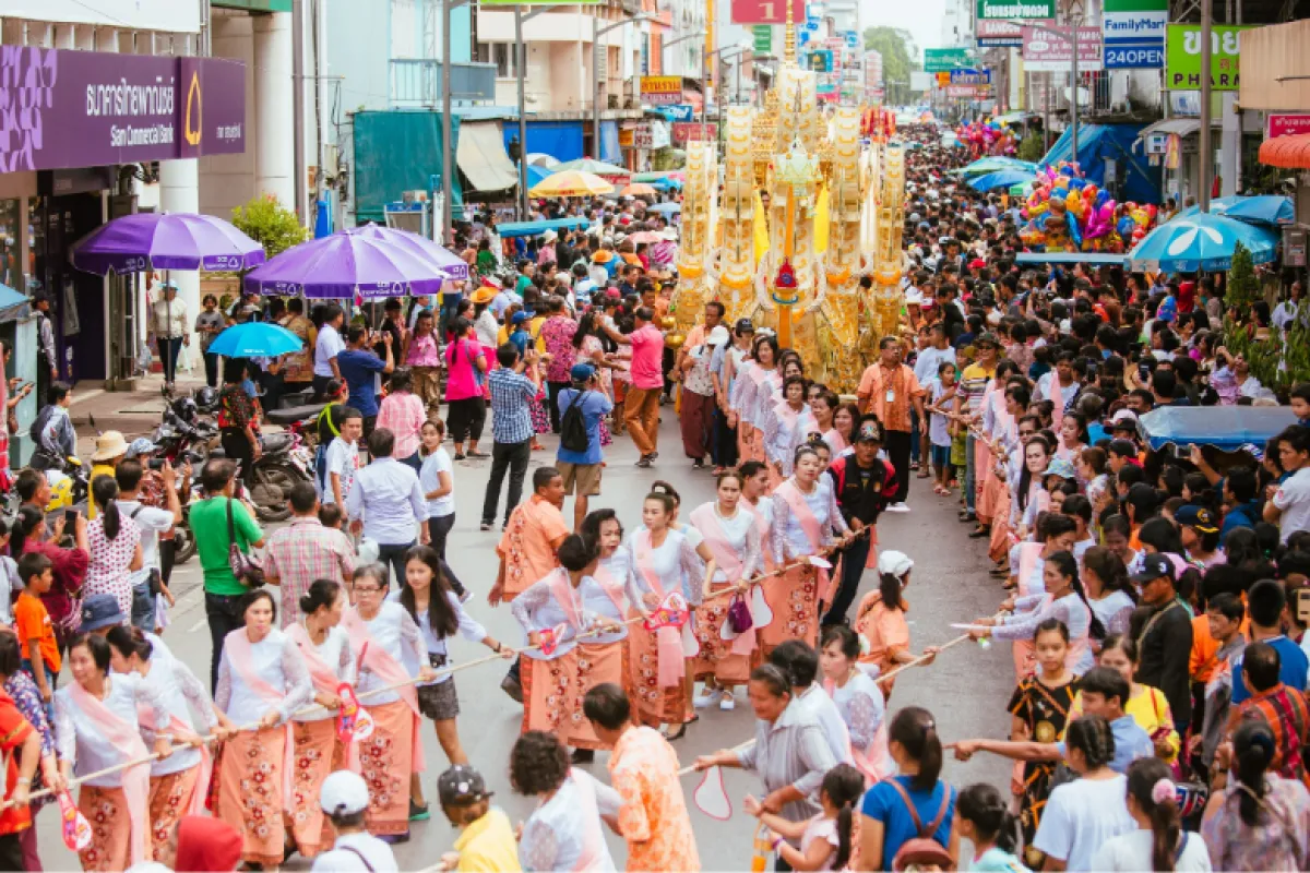 ประเพณีชักพระ-ทอดผ้าป่าและแข่งขันเรือยาว จ.สุราษฏร์ธานี